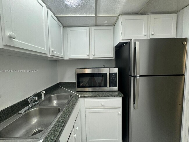 Building Photo - 3660 Inverrary Dr