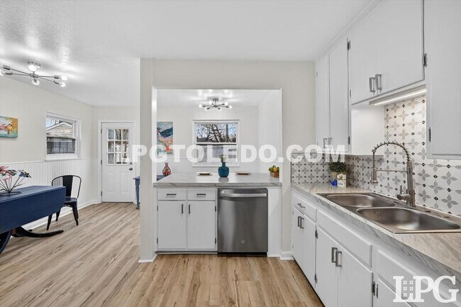 Building Photo - 927 W Northgate Pkwy