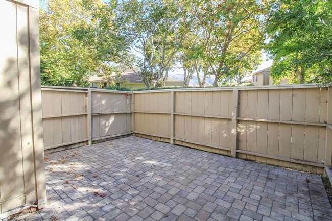 Building Photo - 2 Bed, 2 Bath Townhome in San Luis Obispo!