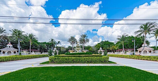 Building Photo - 10513 Versailles Blvd