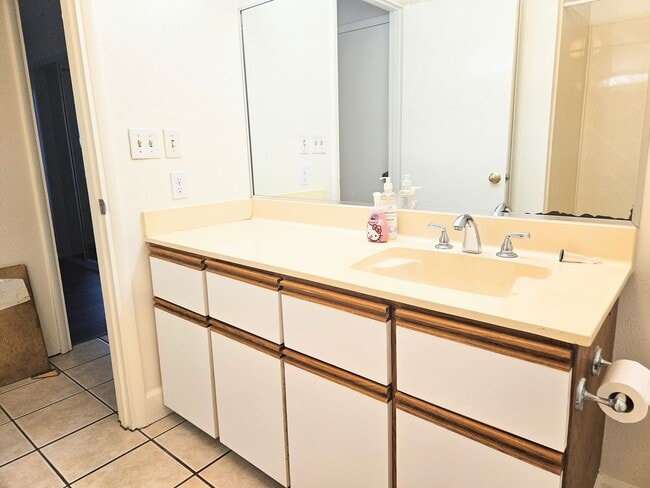 Building Photo - Niu Valley 4 Bedroom 3 Bathroom 2 Parking ...