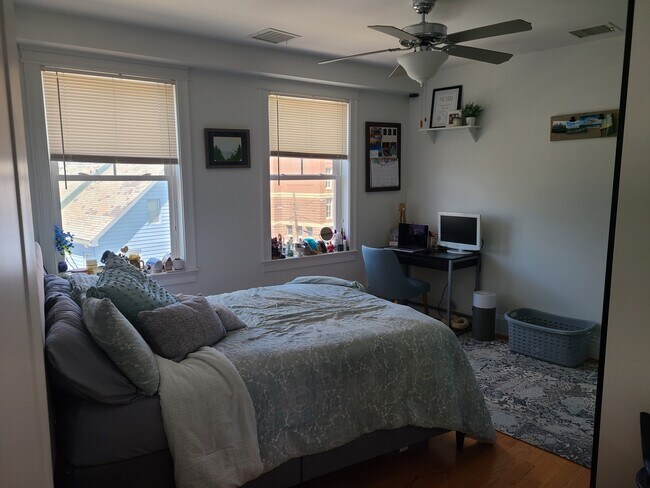 Building Photo - 10 Fern St