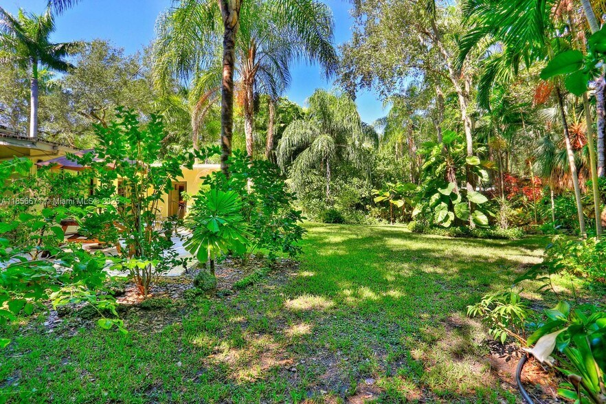 Building Photo - 2035 Tigertail Ave