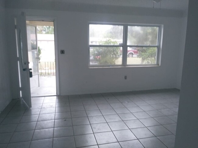 Building Photo - 830 65th Ave S