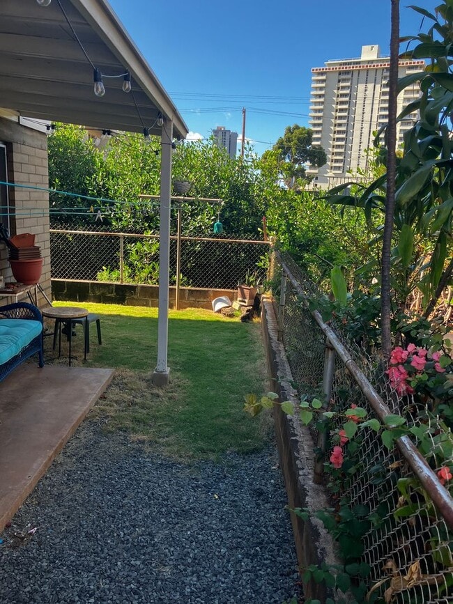 Building Photo - Pets Allowed 1BD 1BA 1PRK - 726 Hausten St Unit B