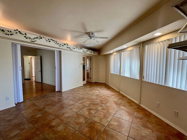 Building Photo - 3 Bedroom 2 Bathroom Charmer In Nob Hill!