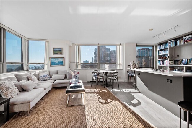 Building Photo - 5701 N Sheridan Rd