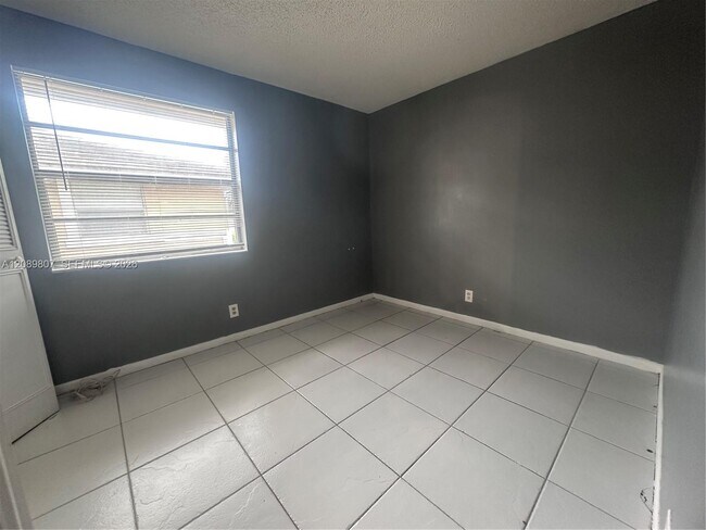 Building Photo - 821 Twin Lakes Dr