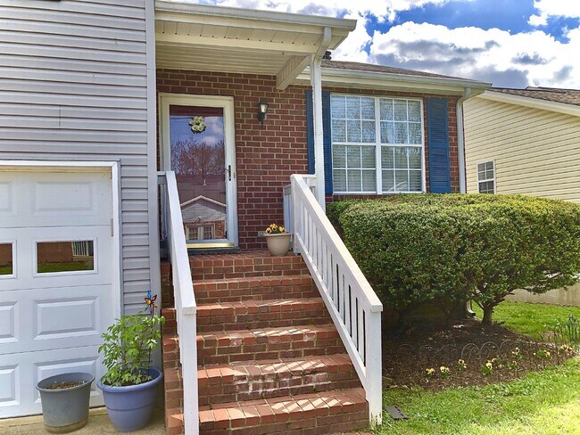 Building Photo - COMING SOON... Split-Level 3Bed/2Bath in H...