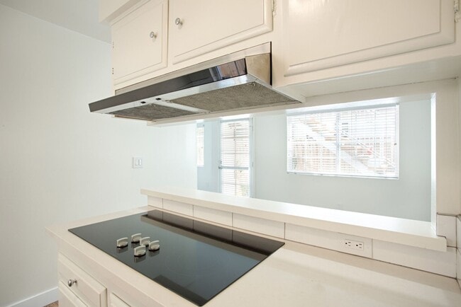 Building Photo - 603 Begonia Ave