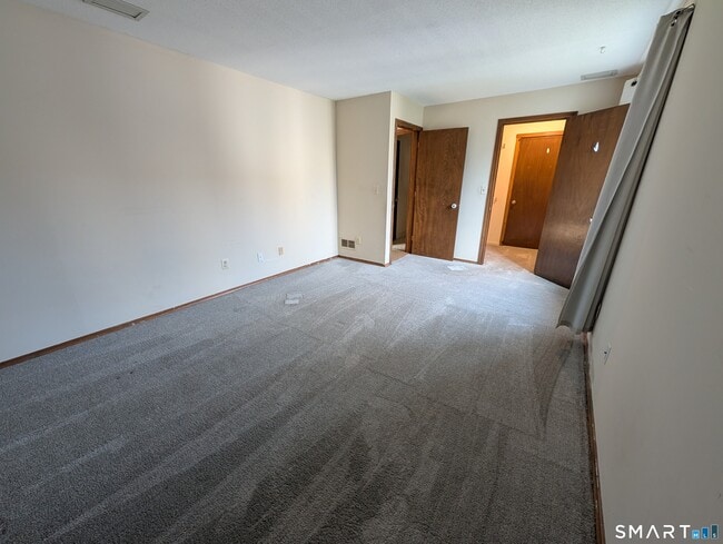 Building Photo - 17 Little Oak Ln