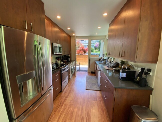 Building Photo - Sola 16