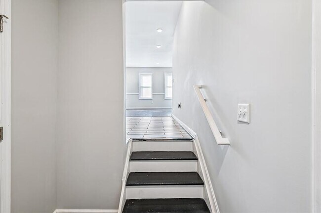 Building Photo - 1324 W Lombard St