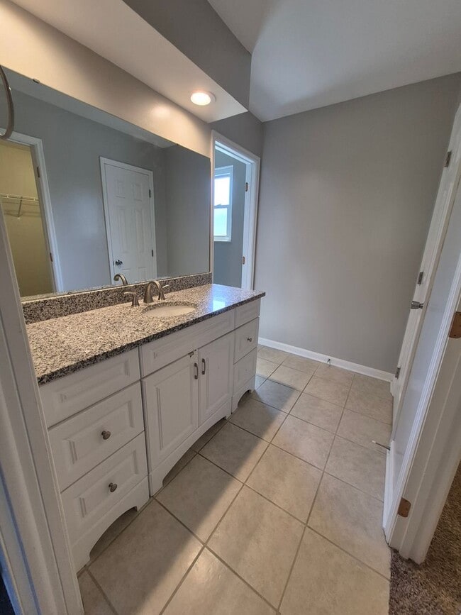Building Photo - Large 2 story home!!