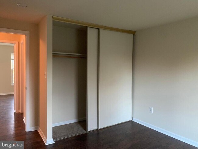 Building Photo - 1658 Colonial Way