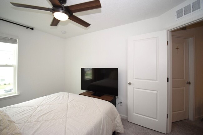 Building Photo - Spacious 3-bedroom, 2.5-bath townhome