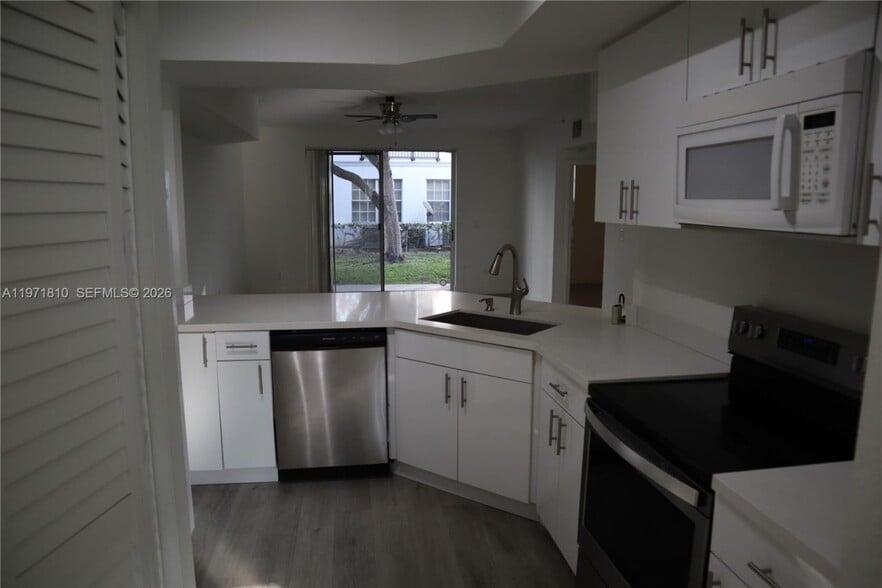 Building Photo - 721 SW 148th Ave