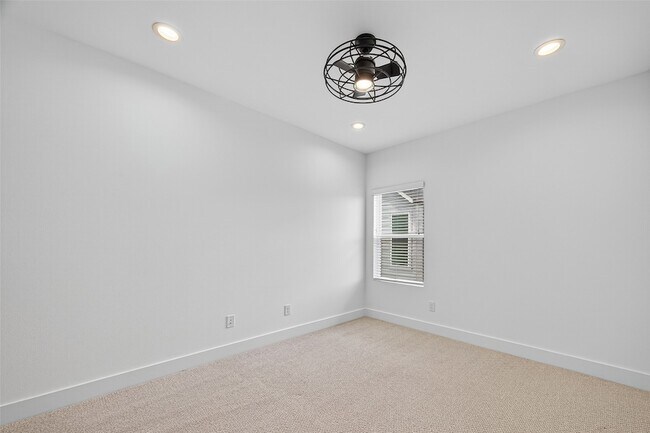 Building Photo - 1070 Mansfield St