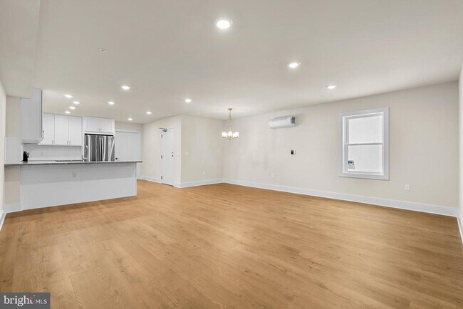 Building Photo - 30 W Broad St