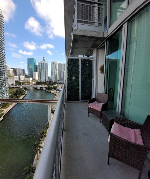 Building Photo - 690 SW 1st Ct