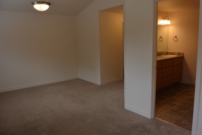 Building Photo - 13106 NE 25th St