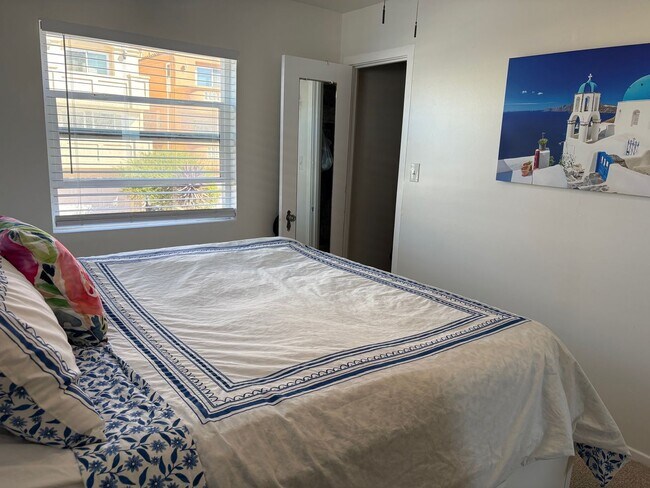 Building Photo - 4027-4029 Ocean Dr