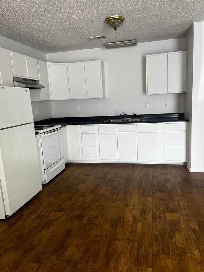 Building Photo - 3 Bedroom 1 Bath apartment!