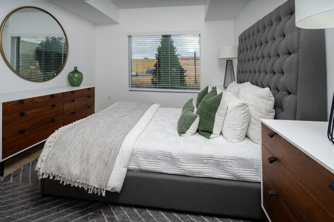 Building Photo - 7th West at Midtown