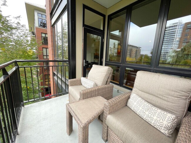 Building Photo - Gorgeous Furnished Pearl District Condo - ...