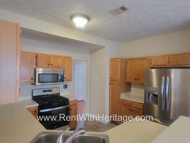 Building Photo - WOW!!...GORGEOUS HOME/HARDWOOD FLOORS/ UPGRADES GALLORE / SWIM - TENNIS