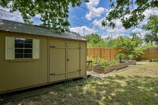 Building Photo - 403 Krebs Ln