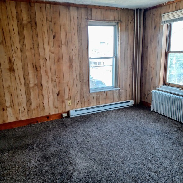 Liv room, 12 x 16 w closet - 324 Franklin St