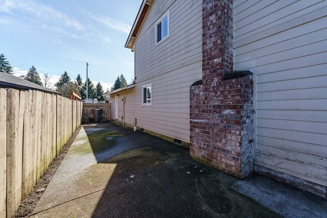 Building Photo - 4 Bedroom 2.5 Bathroom With Large Fenced B...