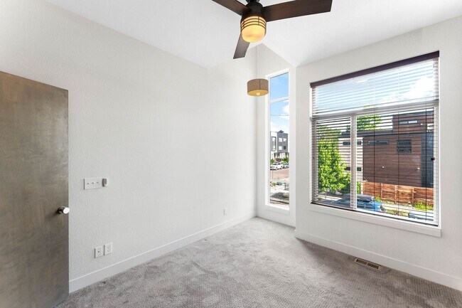 Building Photo - Modern 2BD, 2BA LoHi Townhome with Rooftop...