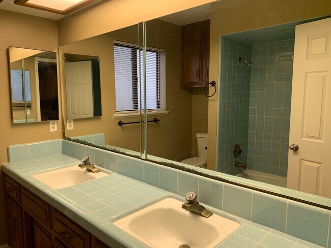 Building Photo - NW Bakersfield home with a pool!