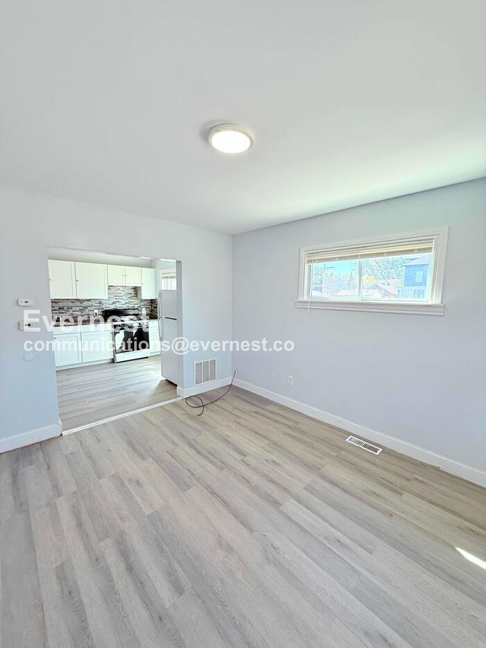 Building Photo - 2484 Woodmere St