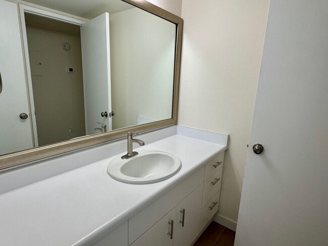 Building Photo - Renovated 2-bedroom 2-bathroom condo in th...