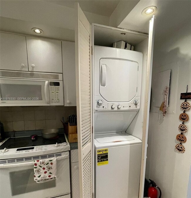 Building Photo - 1901 Brickell Ave