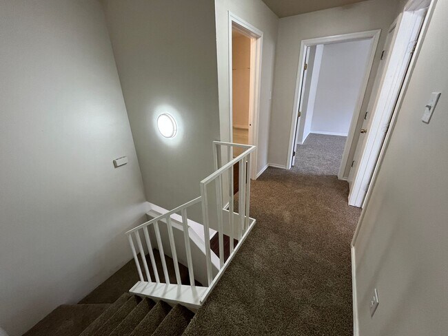 Building Photo - Two Story South Side Townhome