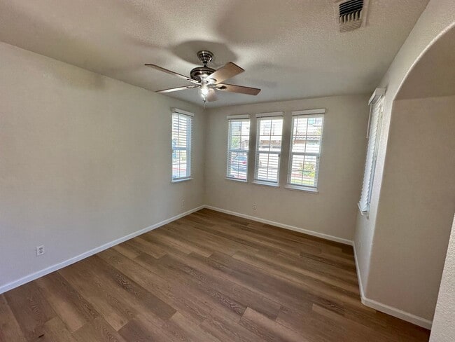 Building Photo - Lovely home with all new appliances and la...