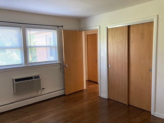 Bedroom - 5454 N Artesian Ave