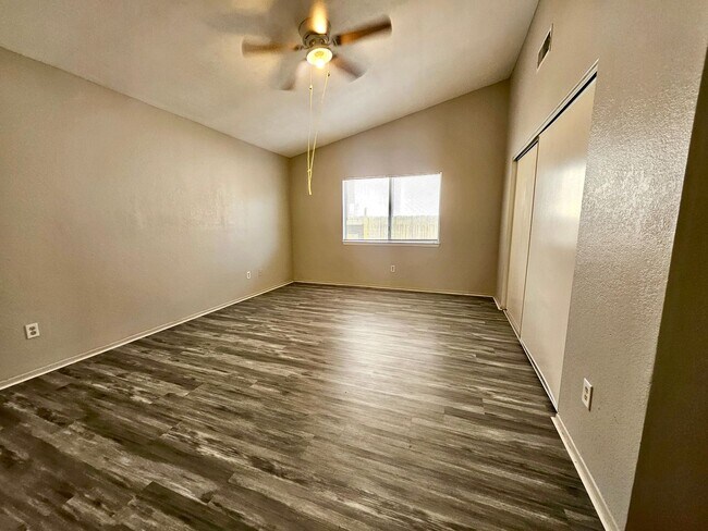 Building Photo - New Listing!