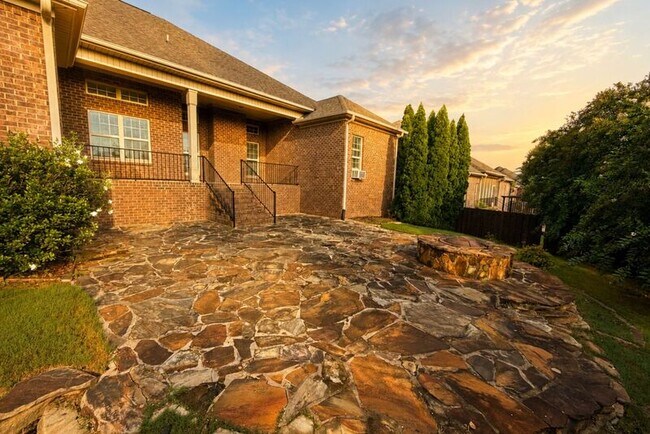 Building Photo - 7587 Crestridge Dr SE