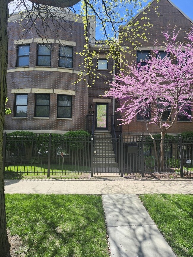 Primary Photo - 4150 S Drexel Blvd
