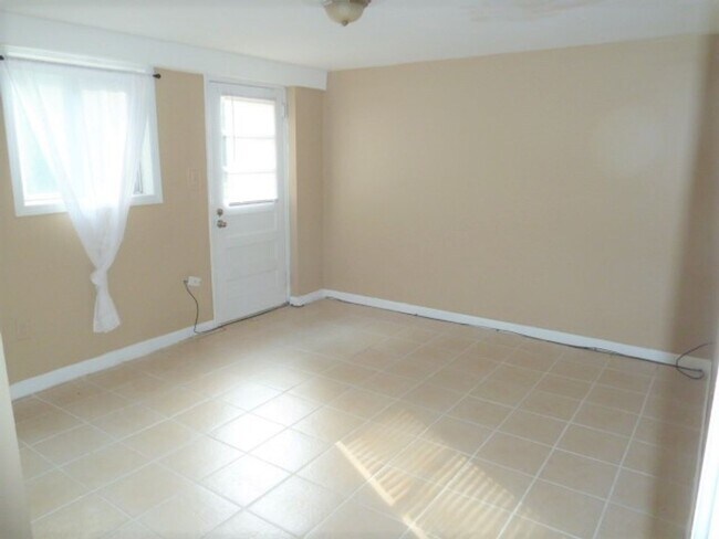 Building Photo - Large Duplex home with giant deck, parking, in quiet neighborhood, Available in June