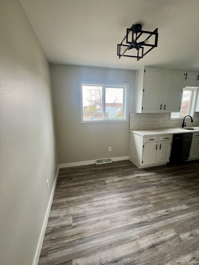 Building Photo - 5002 Maple Way