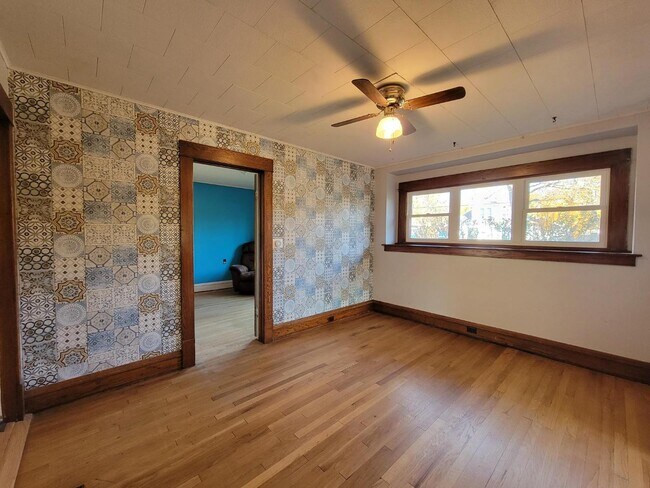 Building Photo - 325 Knapp St NE