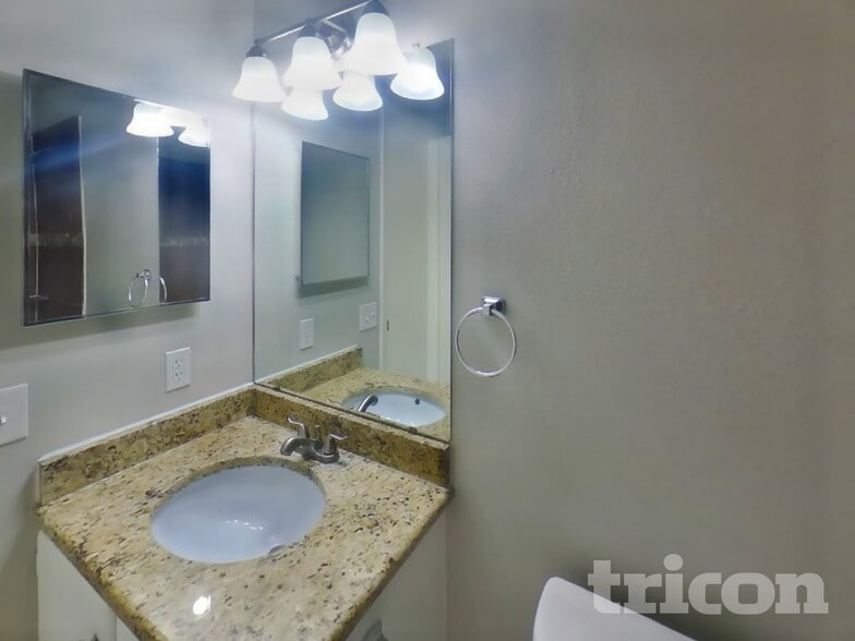 Building Photo - 7606 Chatsworth