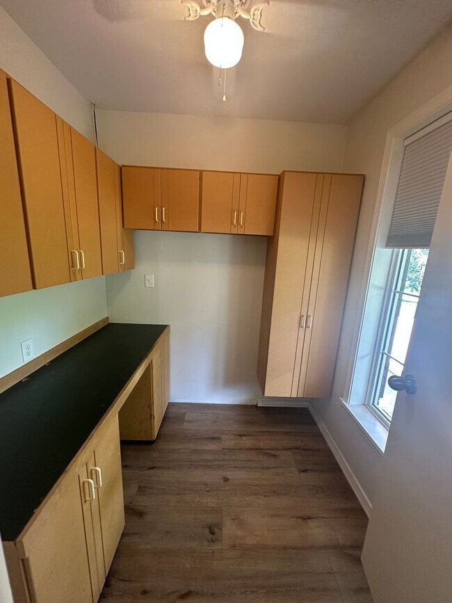 Building Photo - Gorgeous 3 Bedroom South Highland Home with Bonus Room!