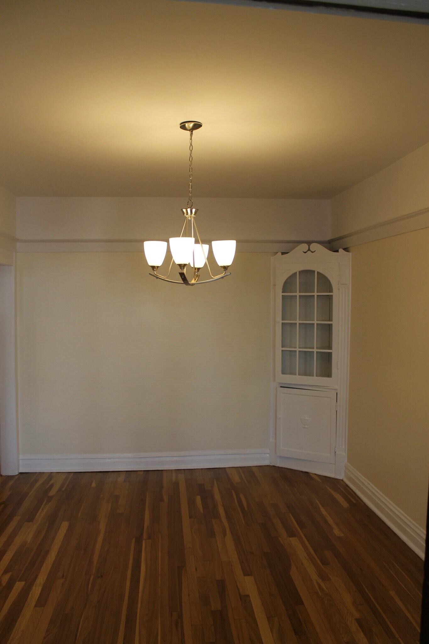 Dining Room - 4850 N Rockwell St